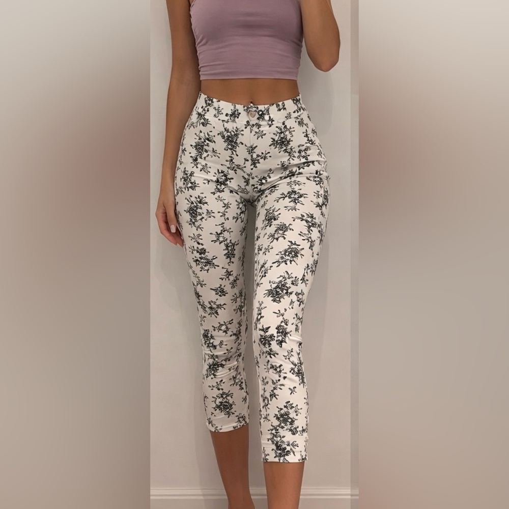 H&M White Floral Capri Pants with Black Print